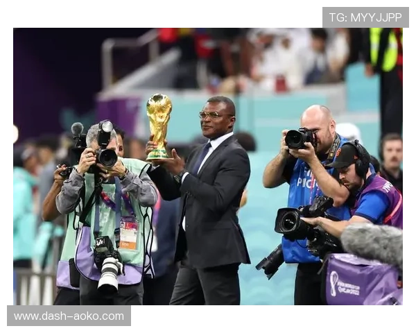 世界杯足球赛场上那些拖着跑的球星：他们是如何凭借坚韧与技巧突破重围的