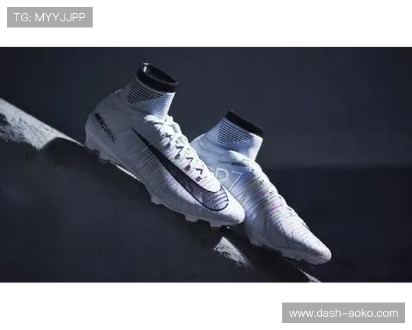 球星亲自试穿签名足球鞋 全程展示独家定制款式与性能体验