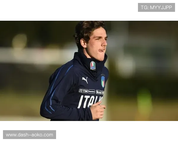 足球球星便衣街头现身 时尚穿搭引人注目成焦点